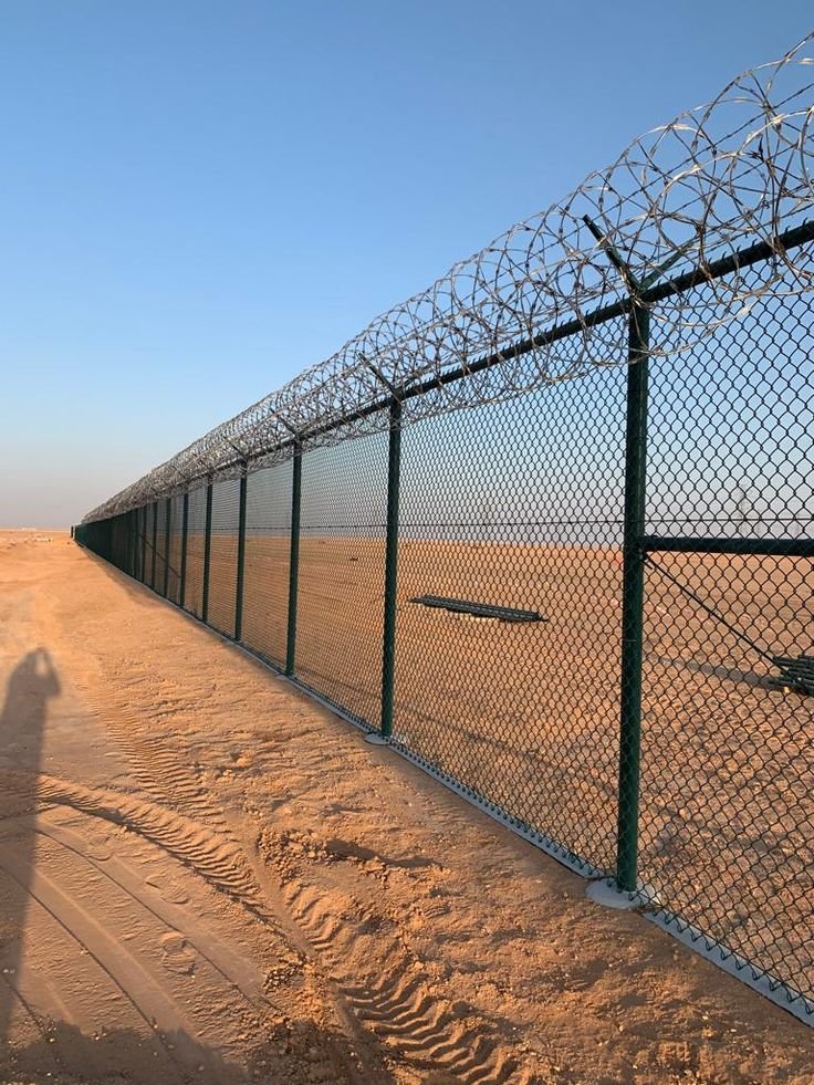 شبك أسلاك أخضر مع أسلاك شائكة مجعدة للتأمين العالي — المدينة المنورة