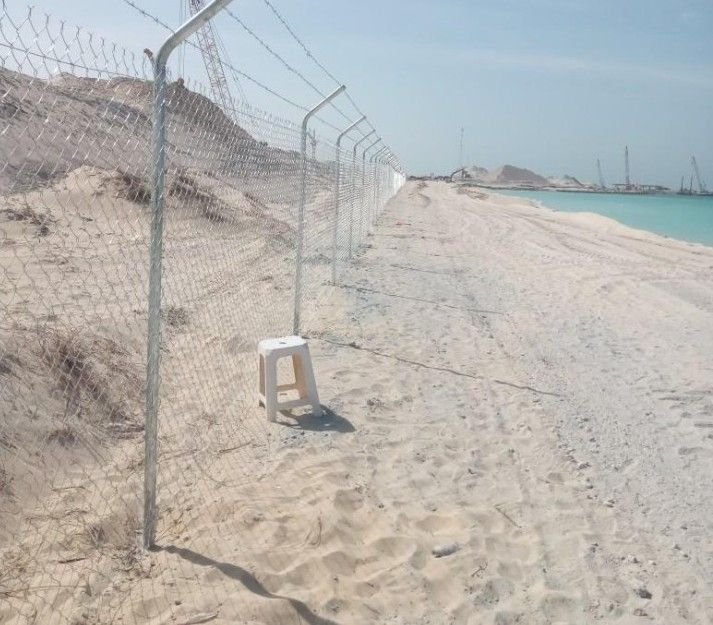 شبك أسلاك على شاطئ ينبع بجانب البحر الأحمر — تسوير مشاريع ينبع